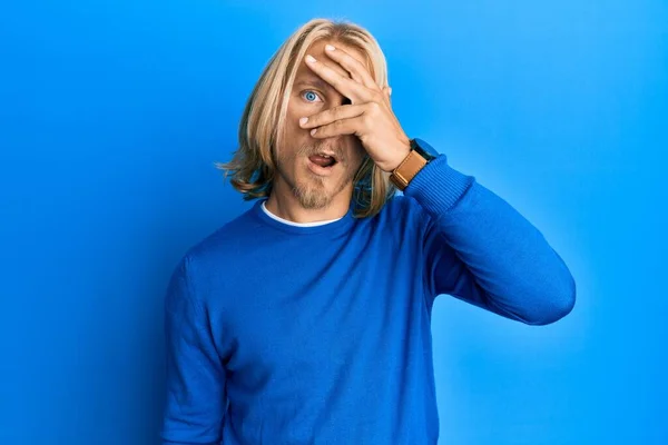 Kaukasischer Junger Mann Mit Langen Haaren Lässiger Kleidung Der Schockiert — Stockfoto