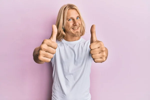 Caucasian Young Man Long Hair Wearing Casual White Shirt Approving —  Fotos de Stock