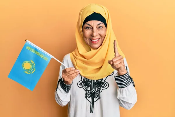 Middelbare Leeftijd Spaanse Vrouw Draagt Hijab Met Kazachstan Vlag Glimlachend — Stockfoto