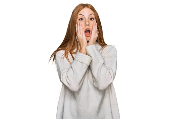 Młoda Irlandka Ubrana Luźny Zimowy Sweter Przestraszona Zszokowana Zaskoczona Zdumiona — Zdjęcie stockowe