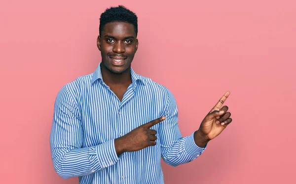 Jóképű Üzletember Fekete Férfi Alkalmi Csíkos Pólóban Mosolyog Kamerába Néz — Stock Fotó