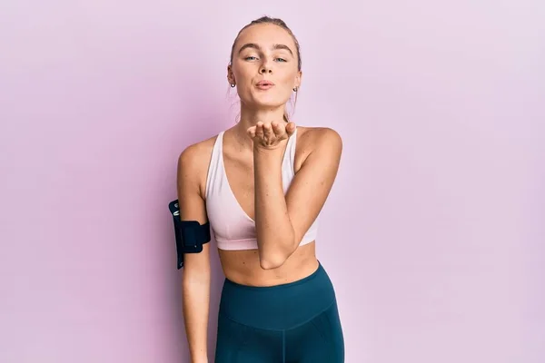 Mulher Loira Bonita Vestindo Roupas Esportivas Braçadeira Olhando Para Câmera — Fotografia de Stock