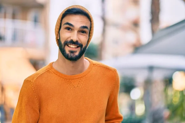 Jovem Hispânico Vestindo Estilo Inverno Sorrindo Feliz Para Cidade — Fotografia de Stock