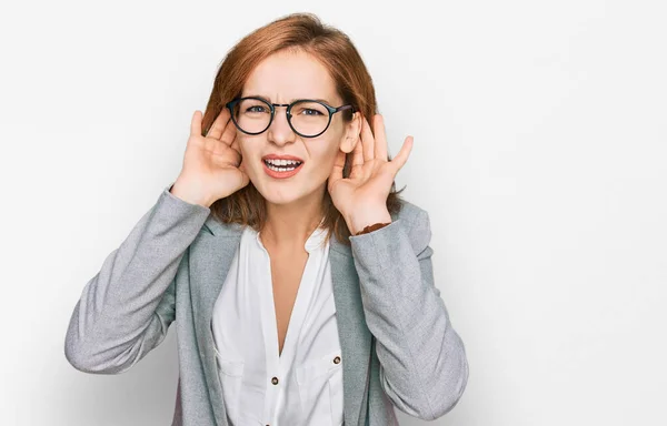 Stili Gözlük Takan Genç Beyaz Bir Kadın Iki Elini Kulak — Stok fotoğraf