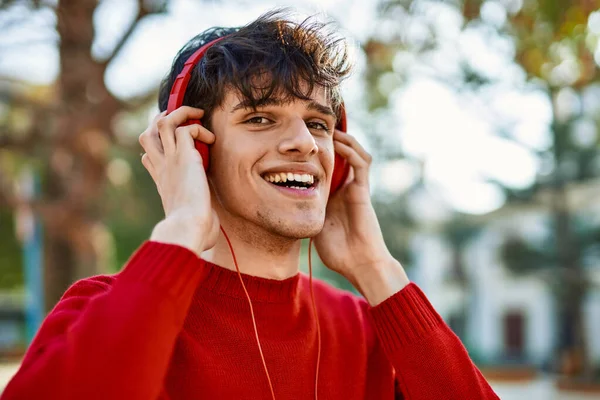 Joven Hombre Hispano Sonriendo Feliz Usando Auriculares Ciudad —  Fotos de Stock