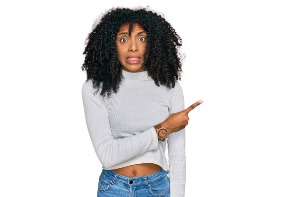 Young African American Girl Wearing Casual Clothes Pointing Aside Worried — Stock Photo, Image