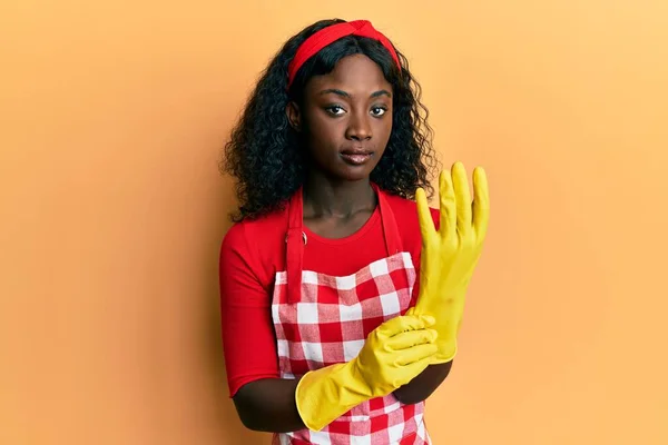 Vacker Afrikansk Ung Kvinna Bär Renare Förkläde Och Handskar Avslappnad — Stockfoto