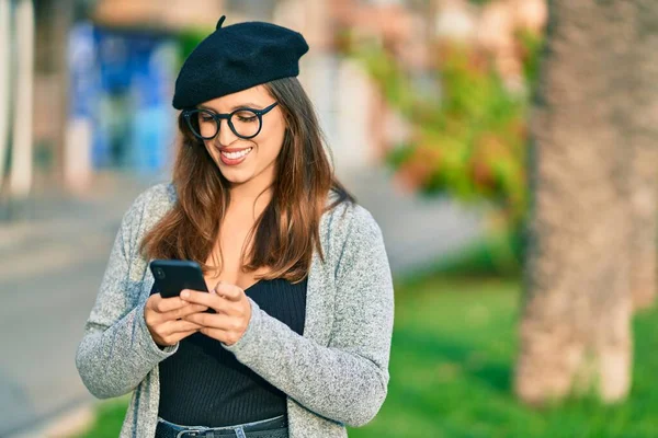 Jong Latin Vrouw Het Dragen Van Franse Stijl Met Behulp — Stockfoto