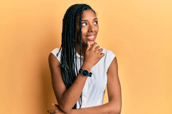 Afroameričanka Neformálním Oblečení Rukou Bradě Přemýšlí Otázce Zamyšleném Výrazu Zamyšleným — Stock fotografie