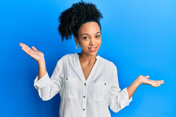 Ung Afrikansk Amerikansk Flicka Bär Casual Kläder Aningslös Och Förvirrad — Stockfoto