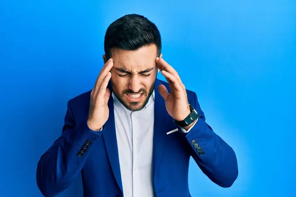 ストレスのために頭の痛みのために頭の上に手でビジネスジャケットを身に着けている若いヒスパニック系のビジネスマン 片頭痛 — ストック写真