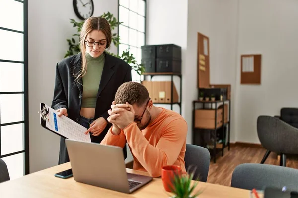 Empresário Sobrecarregado Estressado Escritório — Fotografia de Stock