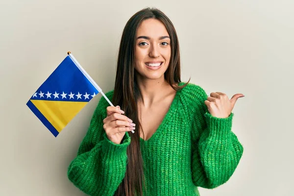 Jong Hispanic Meisje Houden Bosnia Hier Vina Vlag Wijzen Duim — Stockfoto