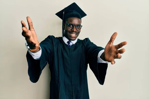 Bel Homme Noir Portant Une Casquette Graduation Peignoir Cérémonie Regardant — Photo