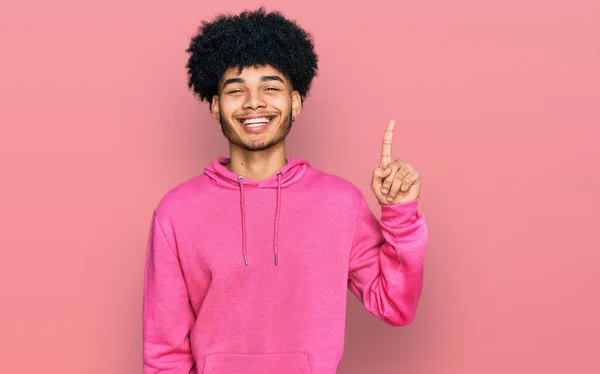 Afro Saçlı Sıradan Pembe Kazak Giyen Kendine Güvenen Mutlu Bir — Stok fotoğraf