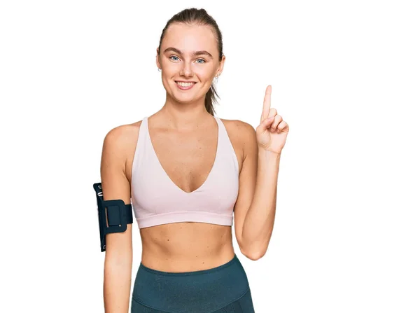 Vacker Ung Blond Kvinna Bär Sportkläder Och Armband Pekar Finger — Stockfoto