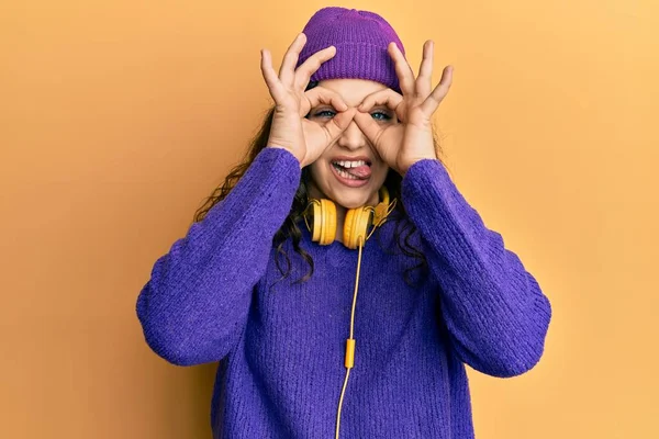 Mulher Morena Jovem Com Cabelos Cacheados Ouvindo Música Usando Fones — Fotografia de Stock