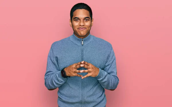 Ung Stilig Hispanic Man Bär Casual Sweatshirt Händer Tillsammans Och — Stockfoto