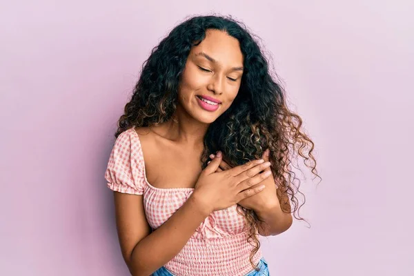 Wanita Latin Muda Mengenakan Pakaian Santai Tersenyum Dengan Tangan Dada — Stok Foto