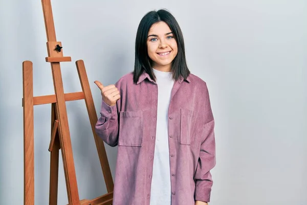 Young Brunette Woman Standing Empty Easel Stand Smiling Happy Pointing — ストック写真