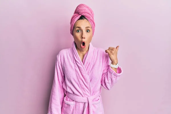 샤워기 모자를 목욕하는 여자는 손으로 가리키며 채놀란 표정을 — 스톡 사진