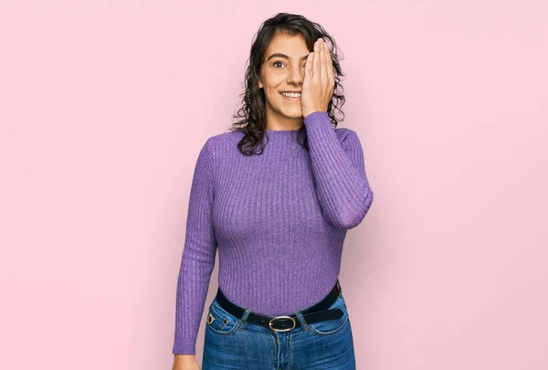 Jovem Hispânica Vestindo Roupas Casuais Cobrindo Olho Com Mão Sorriso — Fotografia de Stock