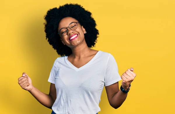 Fiatal Afro Amerikai Visel Alkalmi Fehér Póló Nagyon Boldog Izgatott — Stock Fotó
