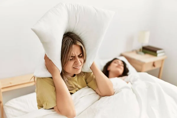 Menina Cobrindo Orelhas Com Travesseiro Irritado Por Ronco Deitado Cama — Fotografia de Stock