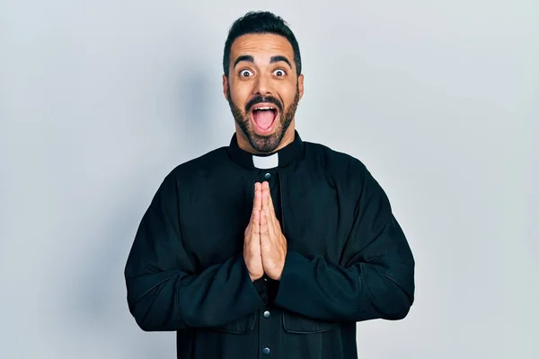 Красивый Латиноамериканец Священник Бородой Стоящий Изолированном Фоне Празднующий Безумие Пораженный — стоковое фото