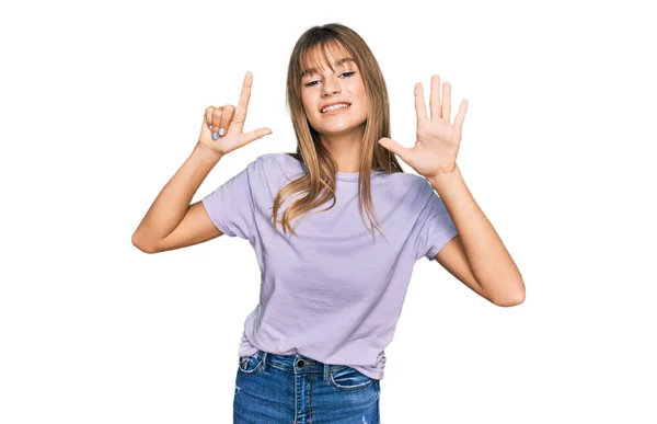 Kafkasyalı Genç Kız Günlük Kıyafetler Giyiyor Yedi Numaralı Parmaklarıyla Işaret — Stok fotoğraf