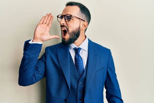 Jongeman Met Baard Zakenpak Das Schreeuwend Schreeuwend Met Hand Mond — Stockfoto