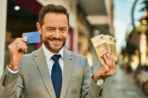 Бізнесмен Середнього Віку Який Тримає Кредитну Картку Угорські Банкноти Форинту — стокове фото