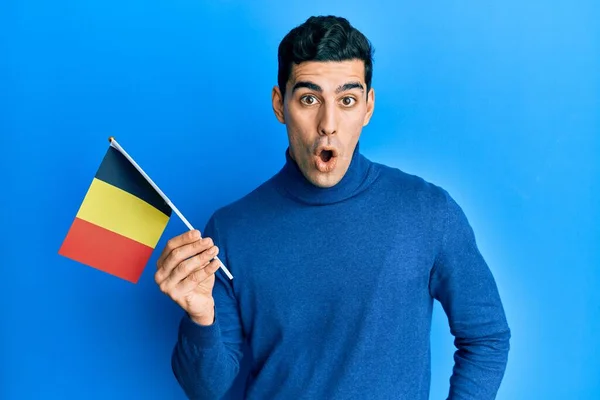 Hombre Hispano Guapo Sosteniendo Bandera Bélgica Asustado Sorprendido Con Boca — Foto de Stock