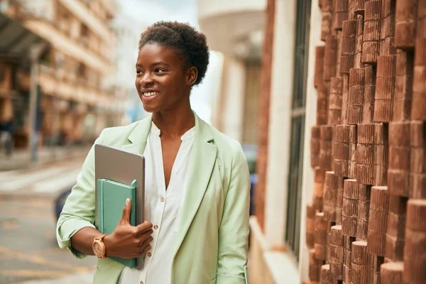 Genç Afrikalı Amerikalı Kadını Şehirde Dizüstü Bilgisayarla Mutlu Bir Şekilde — Stok fotoğraf