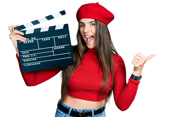 Jovem Morena Adolescente Segurando Vídeo Filme Clapboard Apontando Polegar Para — Fotografia de Stock