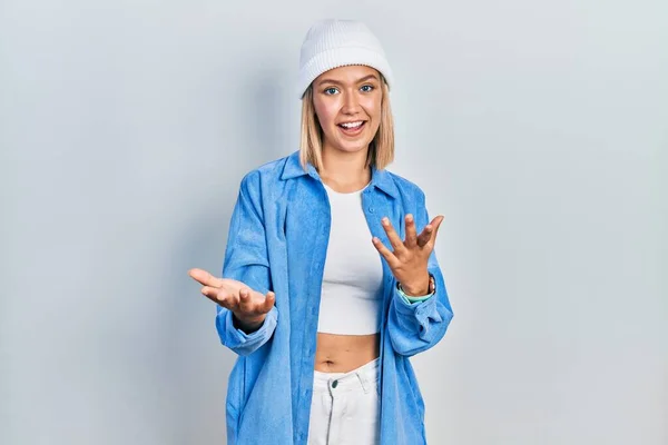 Mulher Loira Bonita Usando Chapéu Sorrindo Alegre Com Braços Abertos — Fotografia de Stock