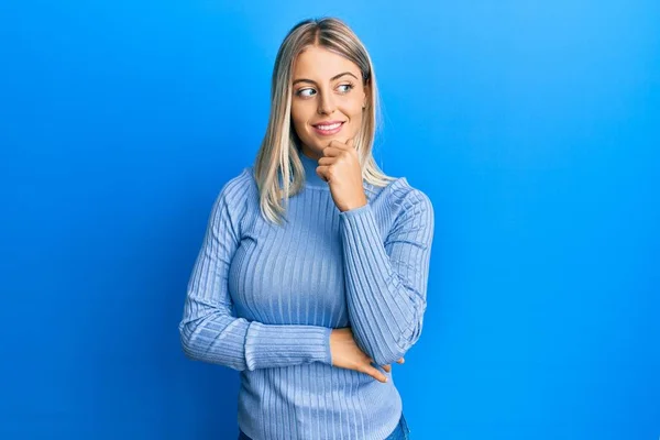 Bella Donna Bionda Che Indossa Abiti Casual Con Mano Sul — Foto Stock