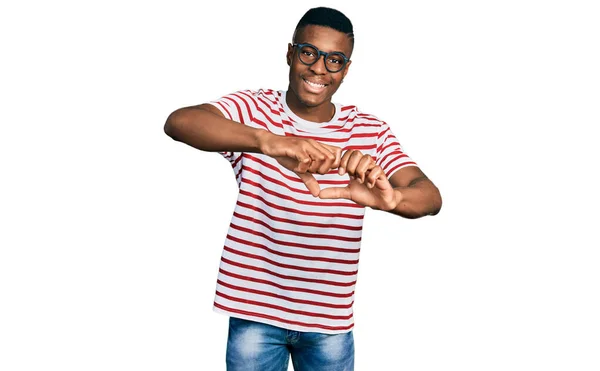 年轻的非洲裔美国人 身穿休闲装 戴着眼镜 带着爱心微笑 手握心形符号 浪漫的概念 — 图库照片