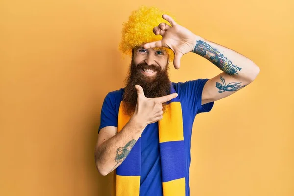 Homem Ruivo Com Barba Longa Futebol Jogo Torcida Hooligan Vestindo — Fotografia de Stock