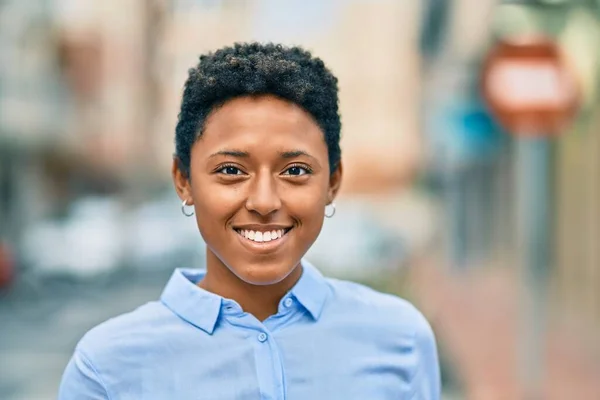 Joven Afroamericana Americana Sonriendo Feliz Pie Ciudad — Foto de Stock