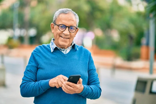 Starší Šedovlasý Muž Šťastně Usmívá Pomocí Smartphonu Městě — Stock fotografie