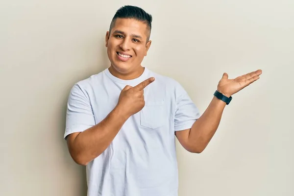 Jeune Homme Latin Portant Shirt Blanc Décontracté Étonné Souriant Caméra — Photo