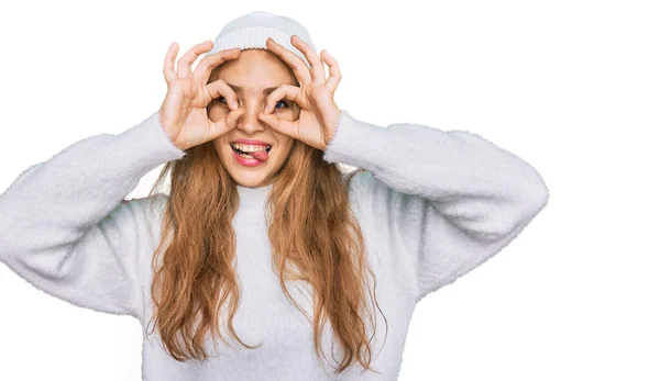 스웨터 모자를 코카서스 소녀는 쌍안경 내밀고 손가락을 응시하는 것처럼 일사불란 — 스톡 사진