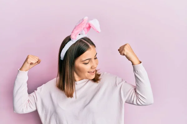 Junge Schöne Frau Mit Niedlichen Osterhasenohren Die Stolz Lächelnde Armmuskeln — Stockfoto