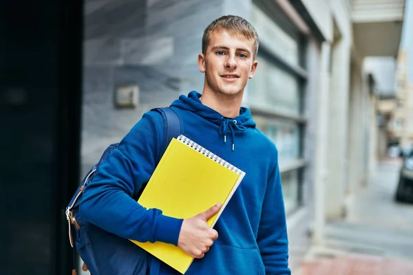 Jovem Estudante Loira Sorrindo Feliz Segurando Livro Caderno Universidade — Fotografia de Stock