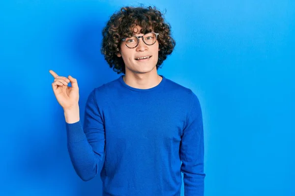 Beau Jeune Homme Portant Des Vêtements Décontractés Des Lunettes Avec — Photo