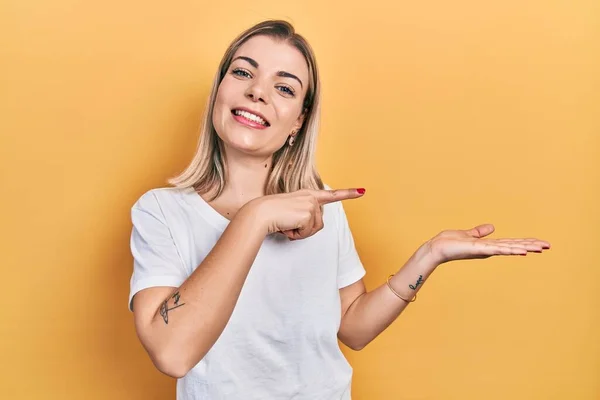 Mooie Blanke Vrouw Dragen Casual Wit Shirt Verbaasd Glimlachen Naar — Stockfoto