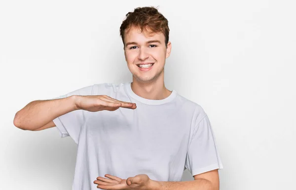 Junger Kaukasischer Mann Lässigem Weißem Shirt Gestikuliert Mit Händen Die — Stockfoto