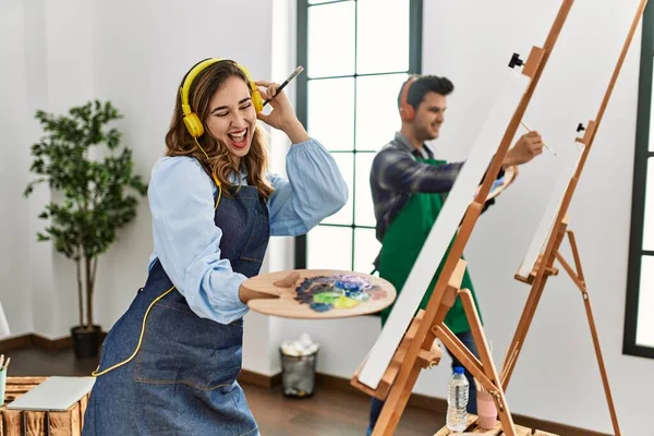Dos Estudiantes Hispanos Sonriendo Feliz Pintura Escuela Arte Pie Bailando — Foto de Stock