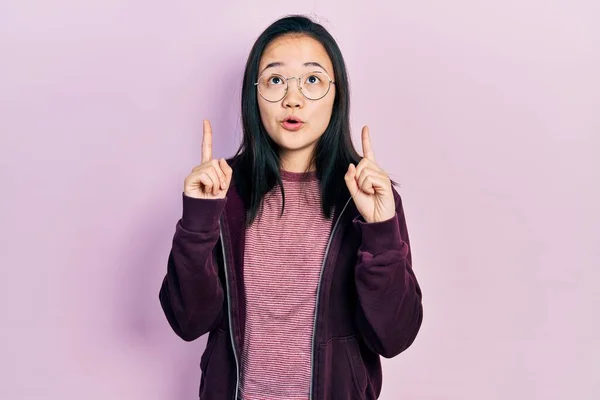 Молодая Китайская Девушка Повседневной Одежде Очках Удивлена Удивлена Глядя Вверх — стоковое фото